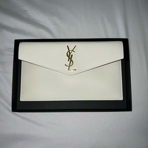 YSL pouch bag. Colour: blanc vintage